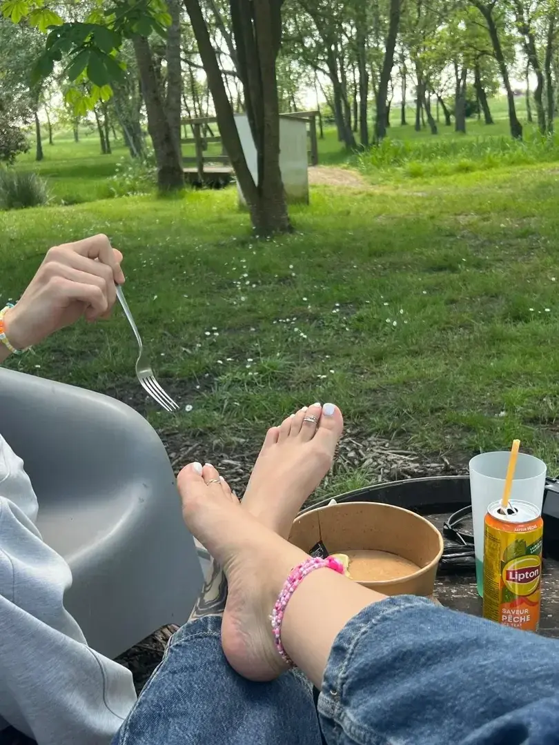 Who wants to eat my feet 👣🫶🏽