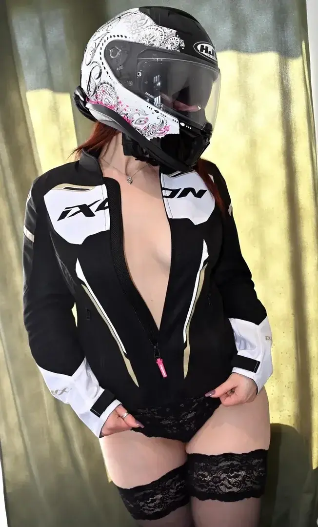 Un petit tour de moto les garçons? 🤭😘Média privé sur demande, n'hésite pas et abonne toiCode promo en Bio 💋