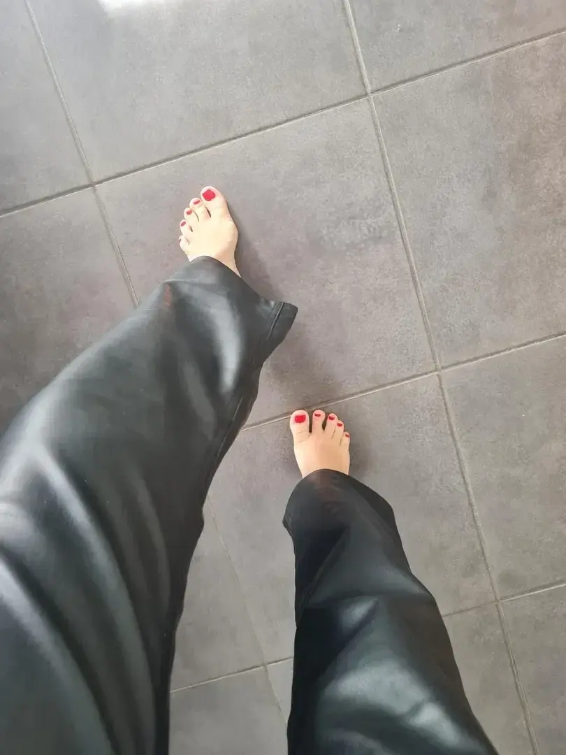 Leak & nude 3 — Pieds_toutdoux