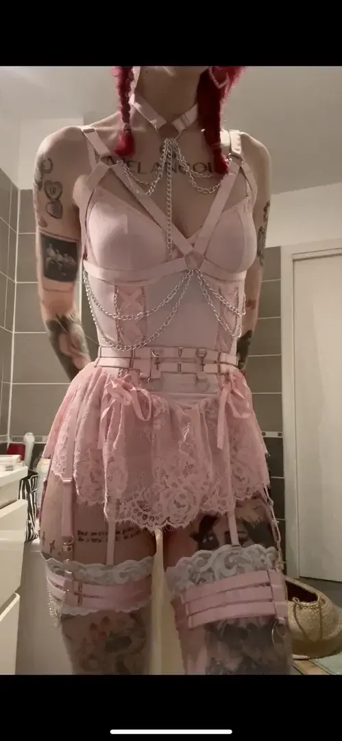 T'aimes bien ma tenue de princesse ? j'ai mis ça en soirée kinky à Paris!!