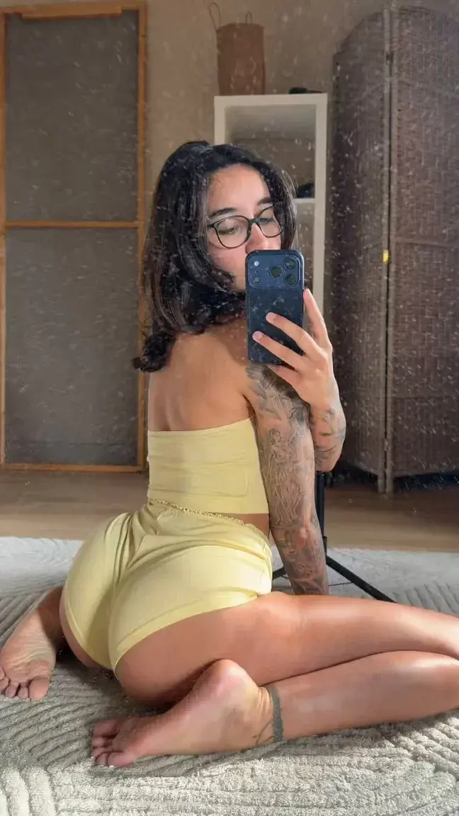 Mon gros cul et mes plantes de pieds 🍑🦶🏼