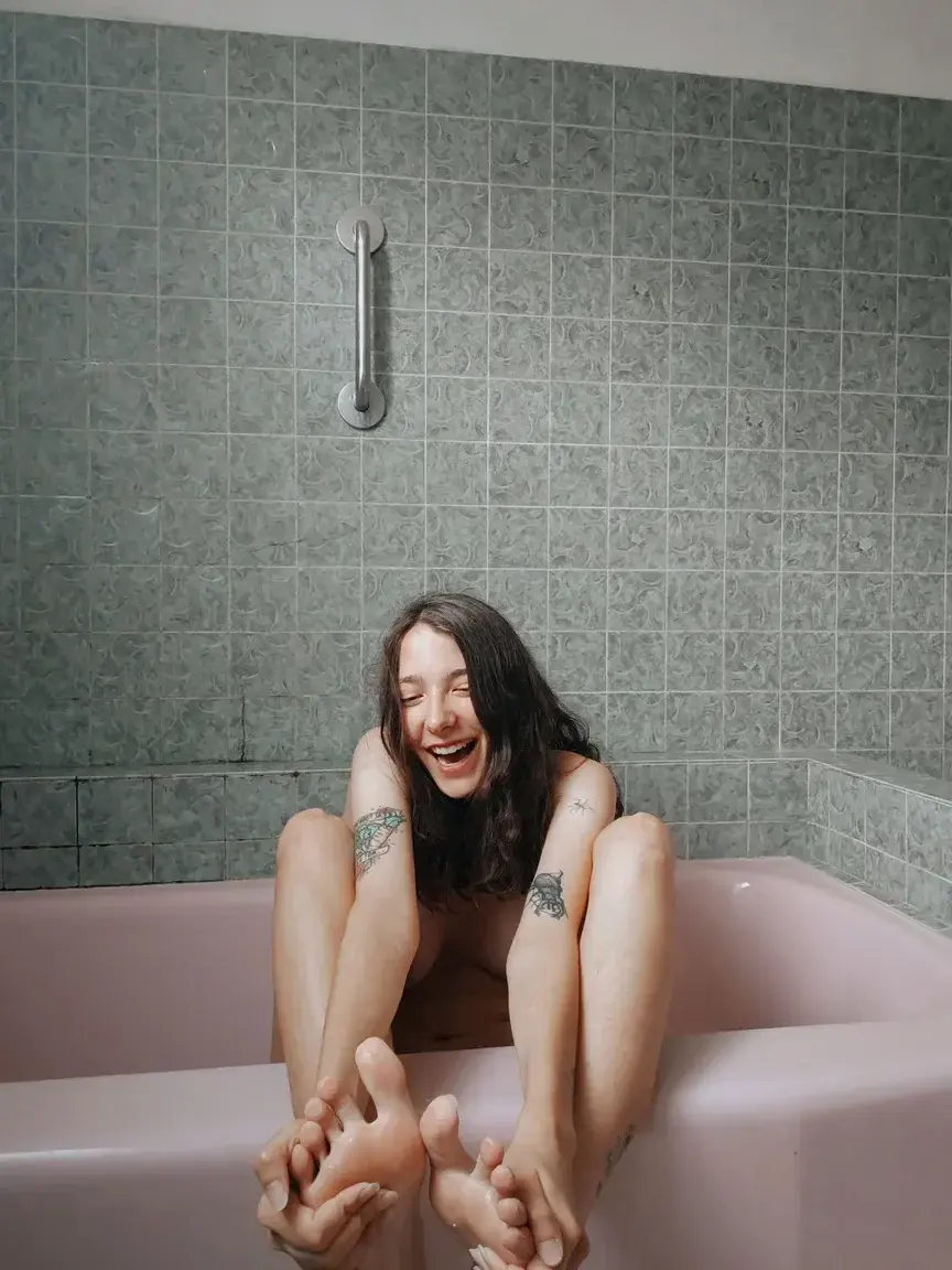 ça c'est moi après 1h à galérer avec mon trépied, la baignoire, la fatigue et mon manque de souplesse 😂je l'aime bien alors cadeau :)
