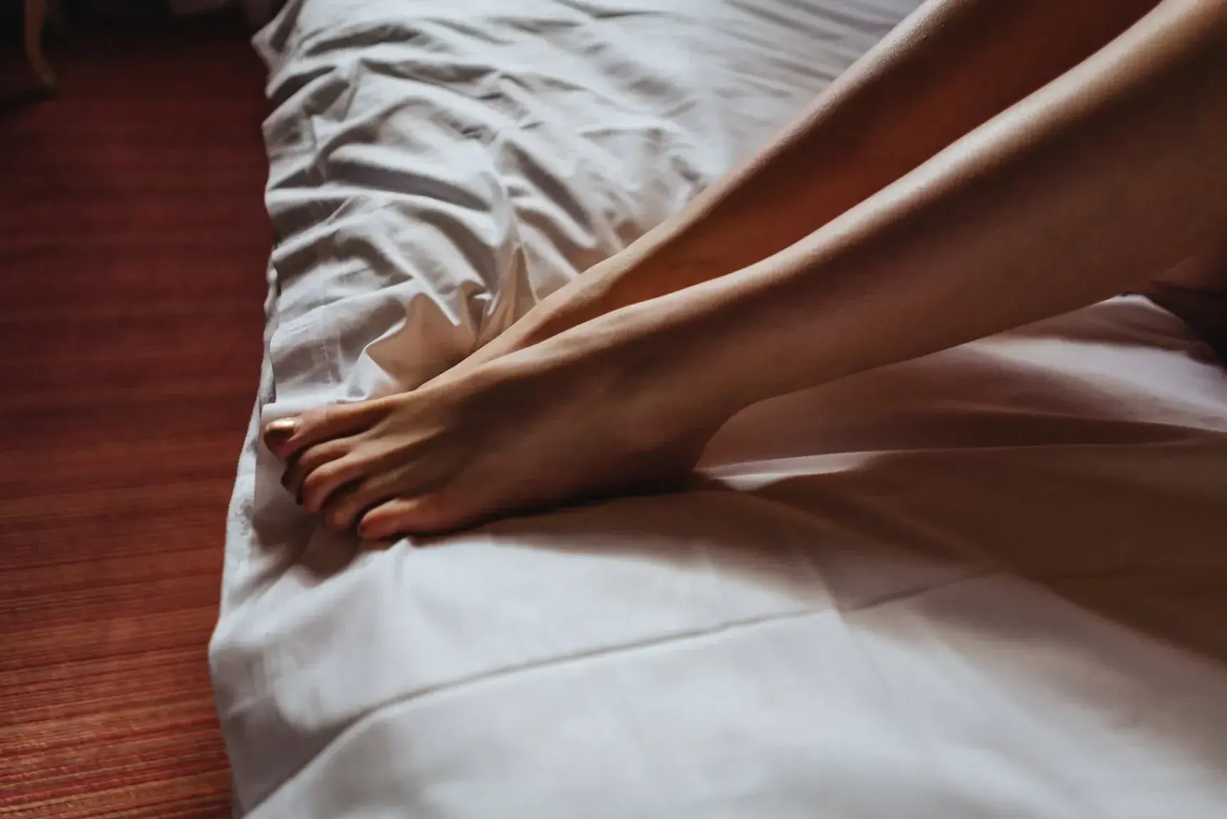 Come To bed  😴 Photo by @_roudddi   #portrait #photoportrait #boudoir #inbed #cometobed #cosy #sexy #curvy #sexycurvy #legs #feet #footfetish #toes #paintedtoenails #goldentoenails  #liying #frenchgirl #model #tattooedgirl #tattoomodel #alternativegirl #altmodel #piercings #redhead #ginger #curls #curlyhair #rousse #hermitagegantois #hoteldeluxe #gameoflights