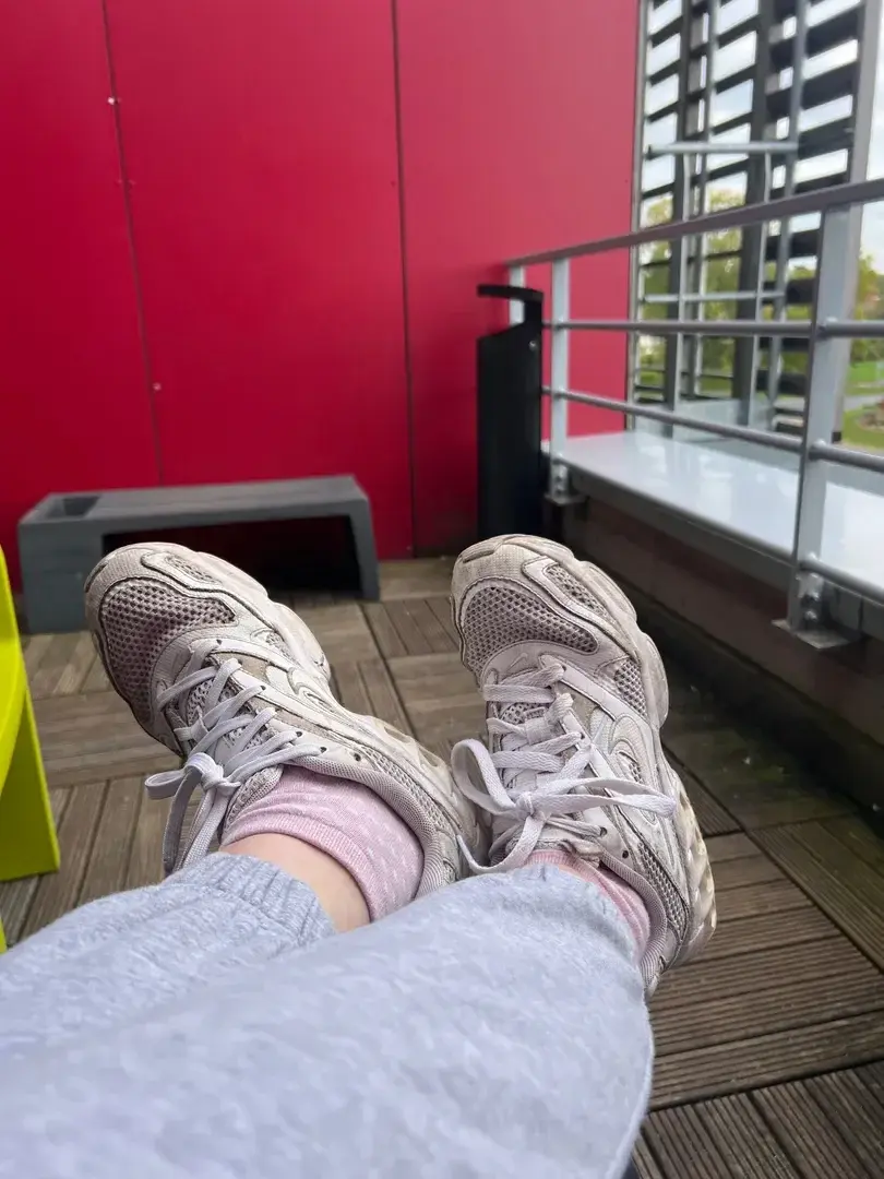 Petite pause au boulot… mes chaussettes roses à pois blancs méritaient bien leur moment de gloire 😌#FeetPause #SockLovers #WorkBreakVibes #PinkSocks #PoisBlancs #FeetInShoes #SockTease #MYMOnly #DailyFeet