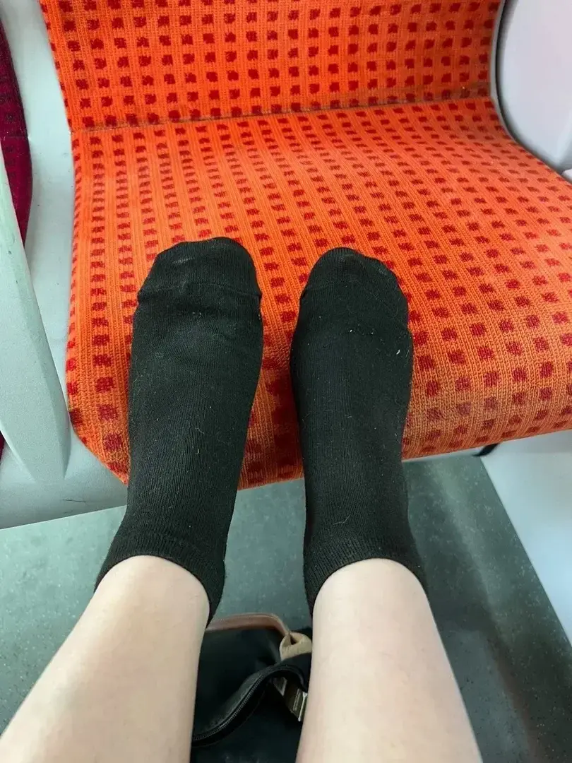 Si tu étais assis en face, tu regarderais ailleurs?😏#FeetTease #FrenchFeet #PrettyFeet #FootFetish #FeetLovers #FeetGoddess #Toes #BarefootBeauty #FootModel #FootLover