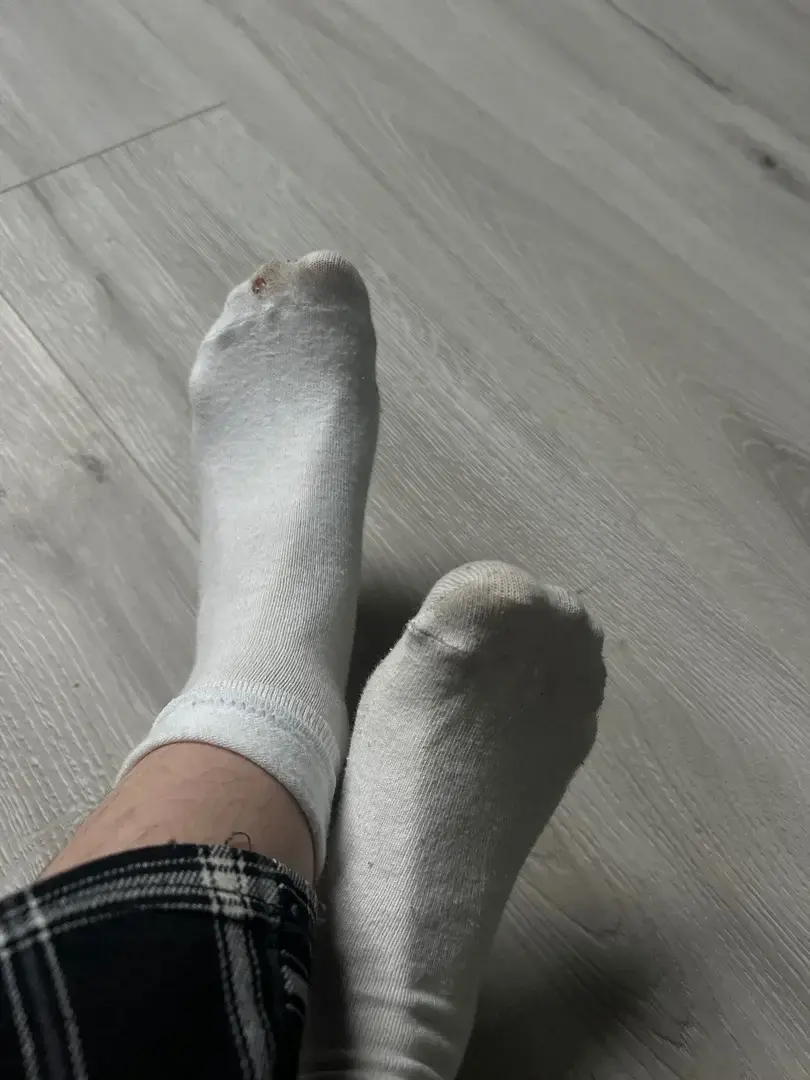 😱 Oh non ! Petite urgence chaussettes du jour ! Un petit trou s'est invité pour laisser s'échapper l'odeur... et devinez quoi : c'est exactement là où il faut ! 😏Qui veut venir renifler ce petit bout de peau qui pointe ? 👃La version sans trou (et sans retenue 😉) est postée dans mon feed privé.#chaussetteusée #chaussetteblanche #trouée #sockfetish #wornsocks #feetfetish #fétichisme #odeur #sniffingsocks #chaussetteportée #teasing #soleonude #pieds #orteilsvisibles #mymfrance