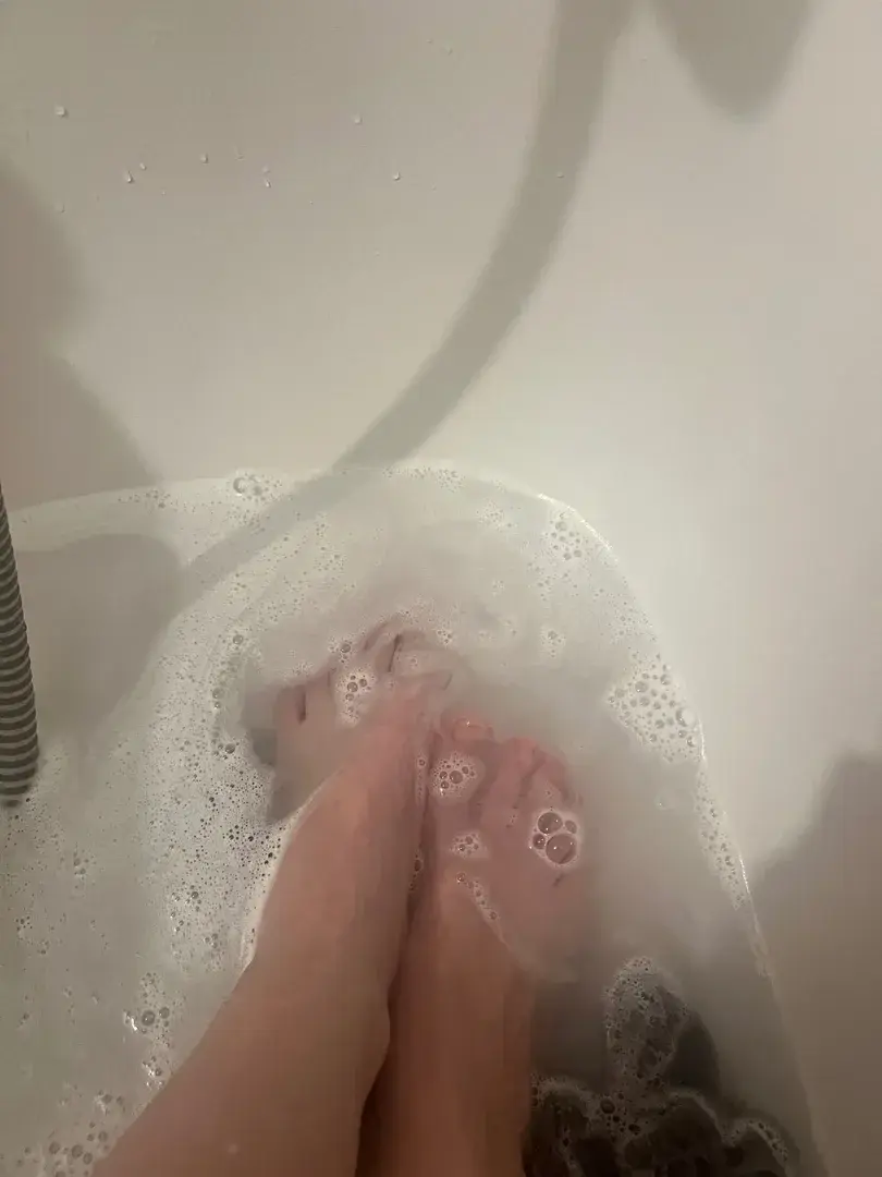 Un moment douceur… ils ont bien mérité un peu de repos 😌🫧Mais crois-moi, la vraie chaleur commence une fois la mousse dissipée 😏🔒#Détente #TeaseTime #SensuelleEtJoueuse #MYMtease #BainMoussant #SoftMood #JusteUnAvantGoût