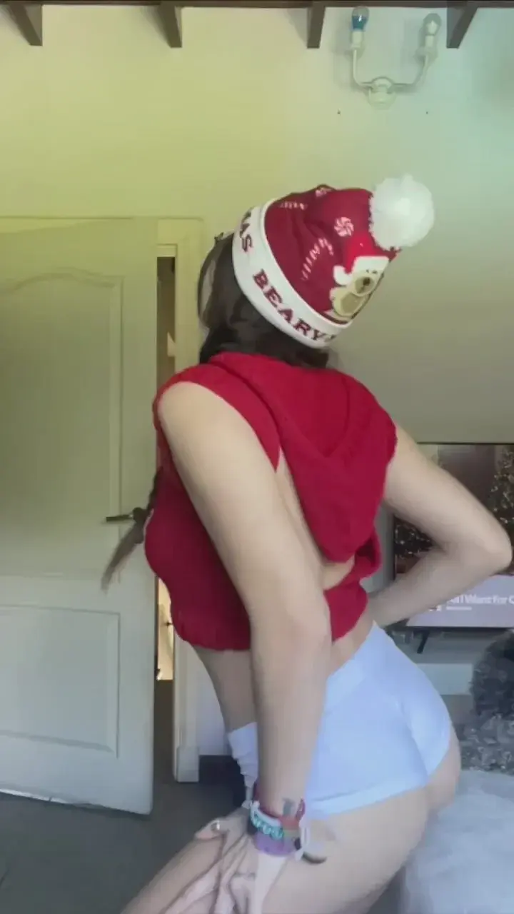 Média public — Chloepatre : « Free100 pour t'abonner gratuitement et like pour avoir 4 cadeaux gratuits de Noel » (MYM)