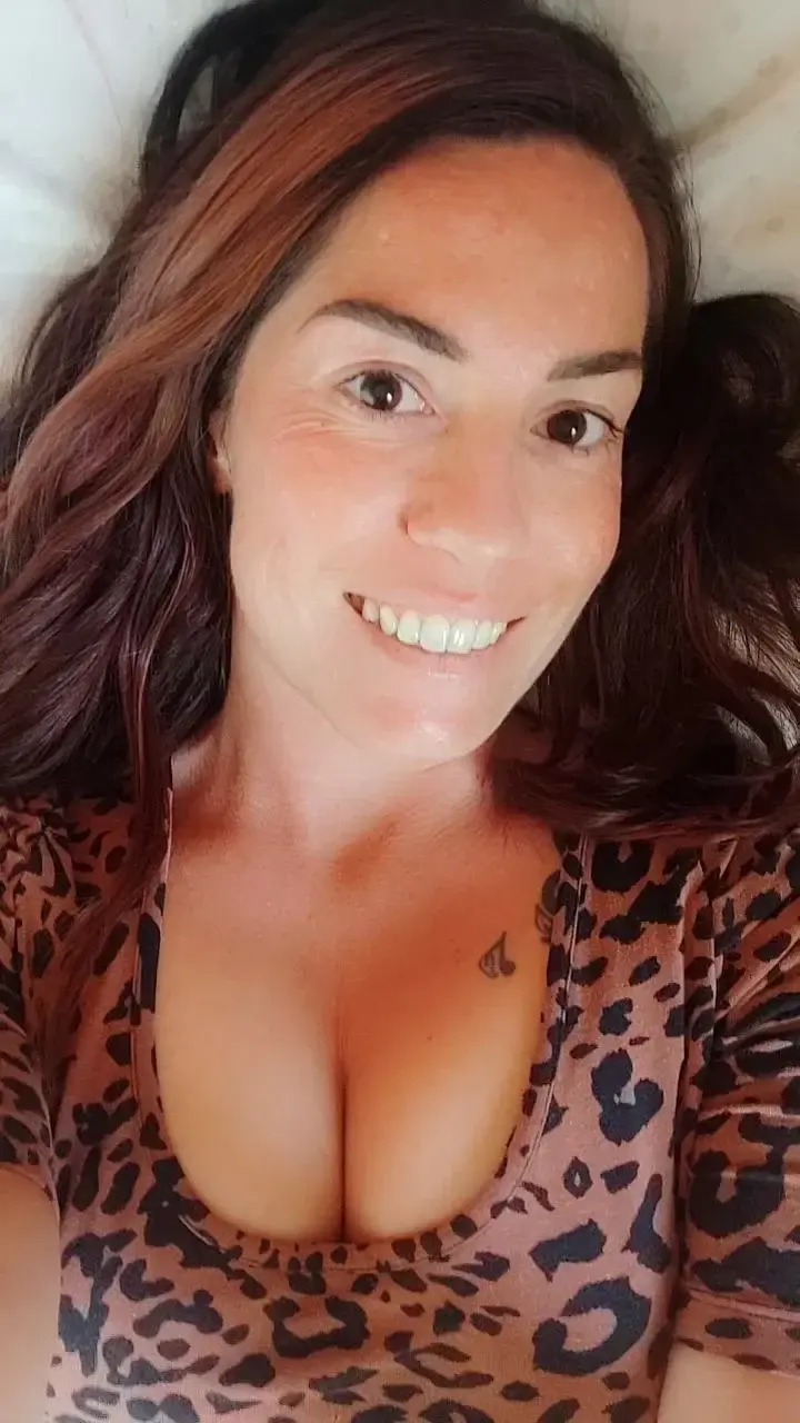 Bientôt 2 nouvelles vidéos qui vous seront envoyés mes choux 😘 , j'espère avoir un code promos a vous proposer. 2 vidéos : une où je domine et suis sur mon mec et l'autre où il me prend par derrière . Vous préfériez là quelle ????