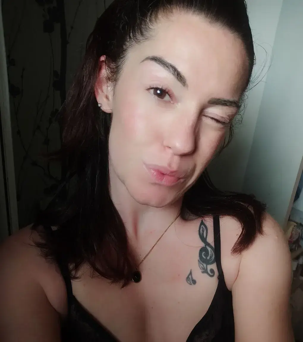 Je crois qu'une personne m'a piqué min identité ... C'est pas moi si vous voyer ma photo sur l'autre page !!!