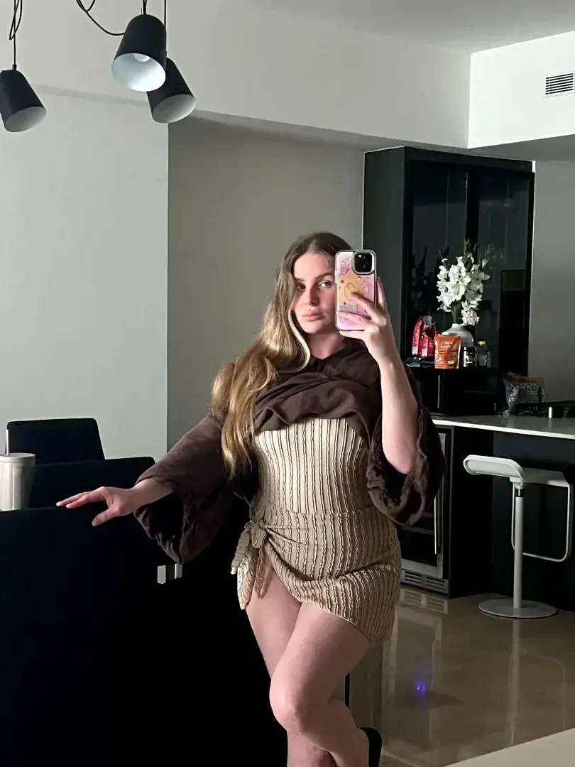 C'est MON anniversaire aujourd'hui ! 🎂🥳Du coup, c'est moi qui régale : je t'offre l'accès complet à mon univers pour seulement 1€ !Profite de cette photo gratuite... mais dis-toi bien que le contenu vraiment chaud est juste derrière (dans les floutées et en privé) 😈.Utilise vite le code : HAPPYBDAYC'est le moment ou jamais de me rejoindre, on va bien s'amuser. 🔥