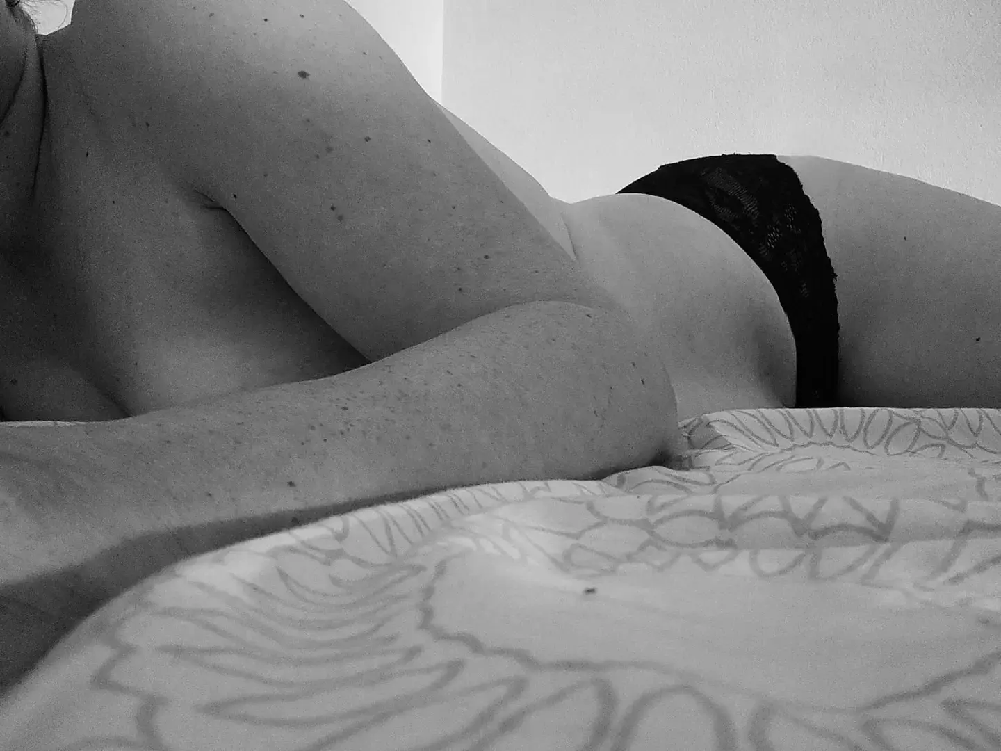 Leak & nude 1 — Petits-pieds-coquins