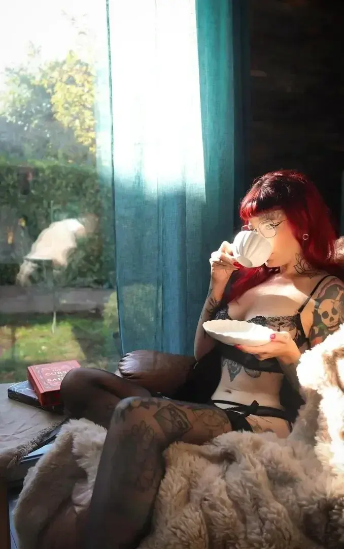 A cup of tea ?N'hésite pas à me demander un média privé 😘🔥#sexy #tattoo #redhair
