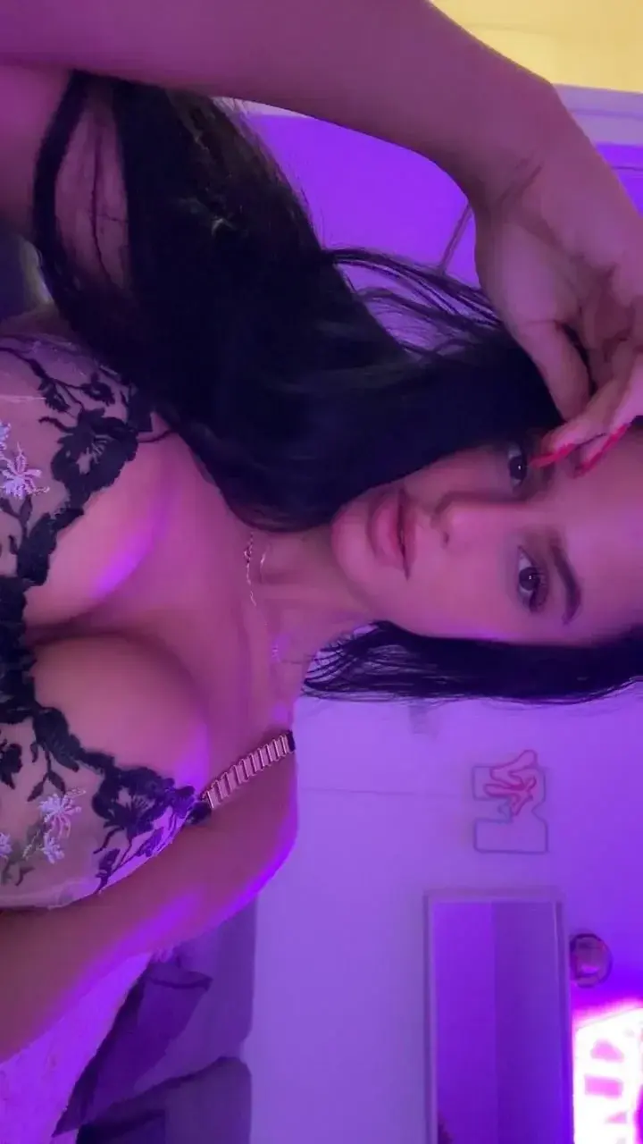 Leak & nude MYM — Juliebacha : « Accès libre jusqu’à demain matin 😍 » (MYM)