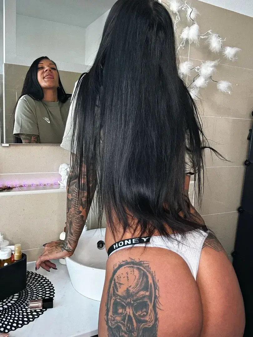 Guten Morgen Baby… ☀️😈So wie ich hier stehe… Rücken durchgedrückt, Po raus… ich weiß genau, was diese Aussicht in dir anrichtet.Du würdest am liebsten hinter mich treten… meine Hüfte packen… und mich so richtig benutzen, oder? 👀🔥Und heute ist Black Friday… das heißt für dich: Überraschungen, die dich den ganzen Tag hart machen werden… wenn du sie öffnest.Trau dich… ich habe es dir extra dreckig gemacht. 😏💦