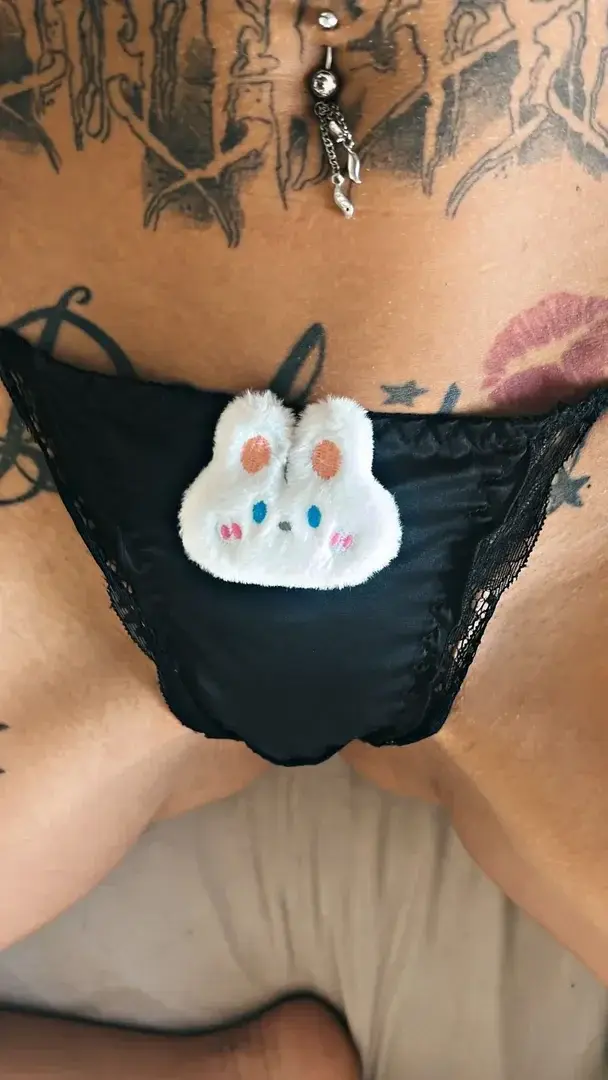 Zweiter Weihnachtsfeiertag…und ich spiel heute ganz sicher nicht das brave Häschen 😈🐰ein kleines süßes Geheimnis ganz untenweich… eng… und verdammt neugierig machenddie Schleife ist noch dranaber ich überlege ernsthaftob ich sie heute für dich löse 👀🔥Weihnachten darf ruhig sündig enden… findest du nicht?
