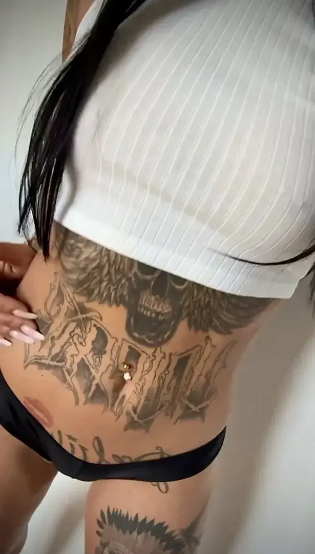 Wochenende … und ich hab Lust, es langsam eskalieren zu lassen.Ein bisschen Hautein bisschen Näheund dieser Blick, der mehr verspricht als Worte.Vielleicht zieh ich mein Shirt noch ein Stück höher …vielleicht auch nicht.Kommt drauf an, wie neugierig du bist.