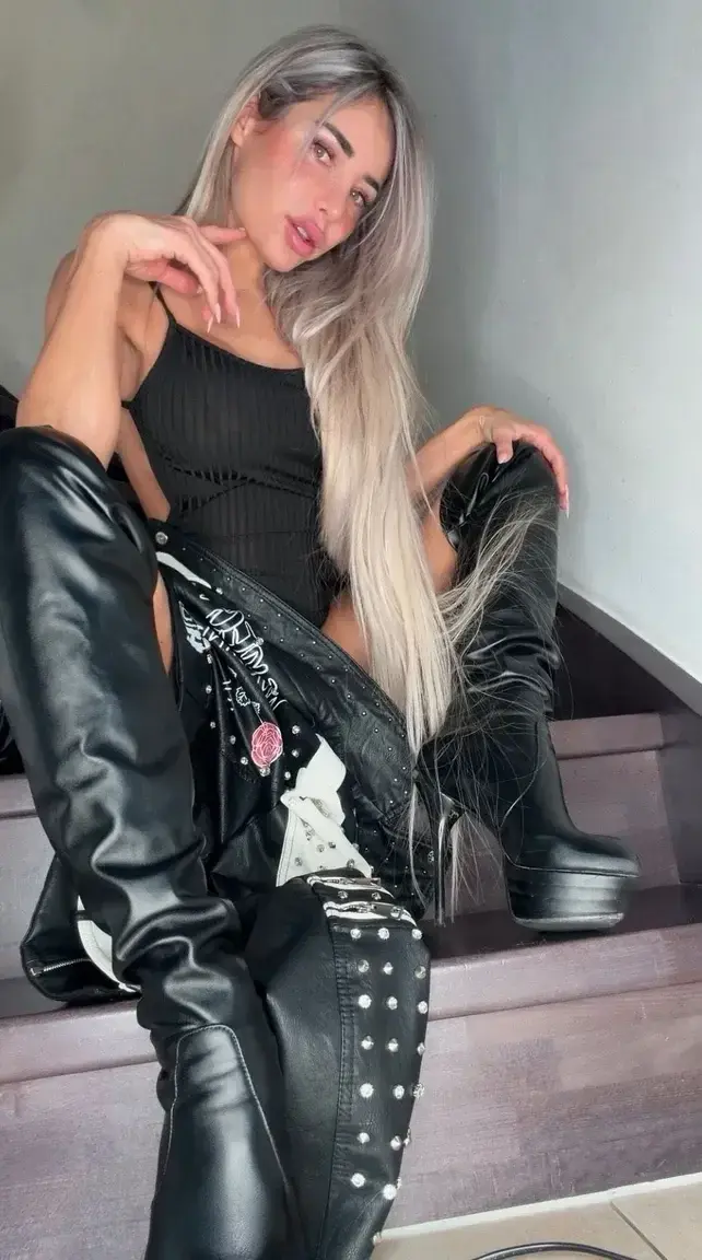 Du liebst diese Stiefel an mir genauso sehr wie ich oder? 🥰🥰