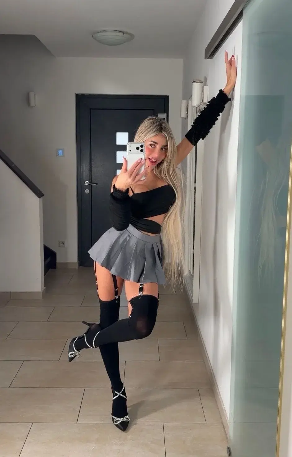 Ich frage mich ob Dir das Outfit gefällt - schreibst Du´s mir? 🥰🥰#nylons #highheels #stockings #skirt #blonde