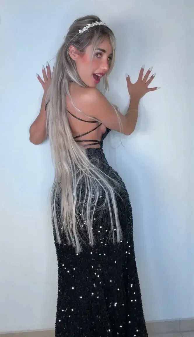 Schönen guten Morgen, gefällt Dir das Kleid an mir oder würdest Du es lieber schnell loswerden wollen? 🥰🥵#highheels #blonde #milf