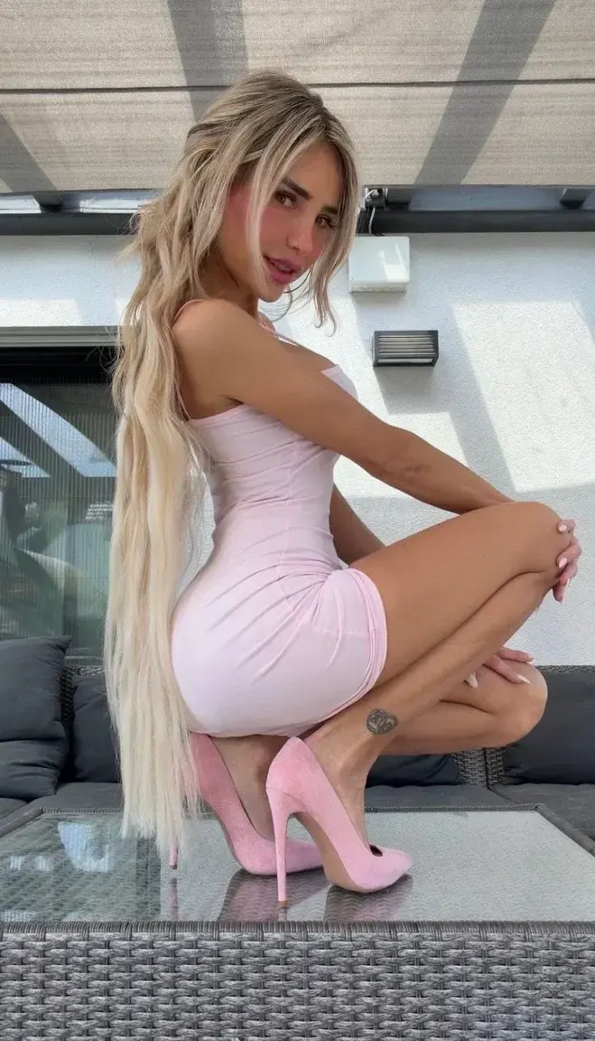 Einen wunderschönen Start in Deinen erholsamen Sonntag wünsche ich Dir. Sollen wir bisschen Spaß haben am Vormittag? 😇😈#highheels #blonde #milf