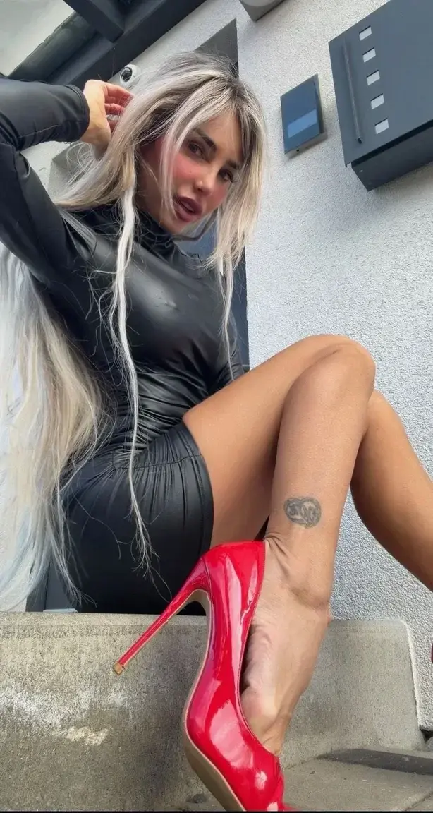 Wunderschönen guten Morgen .... das Wetter wird wieder besser, bedeutet wir werden alle viel heißer auf nackte Haut 🥵#blonde #leather #leder #milf #mommy #highheels