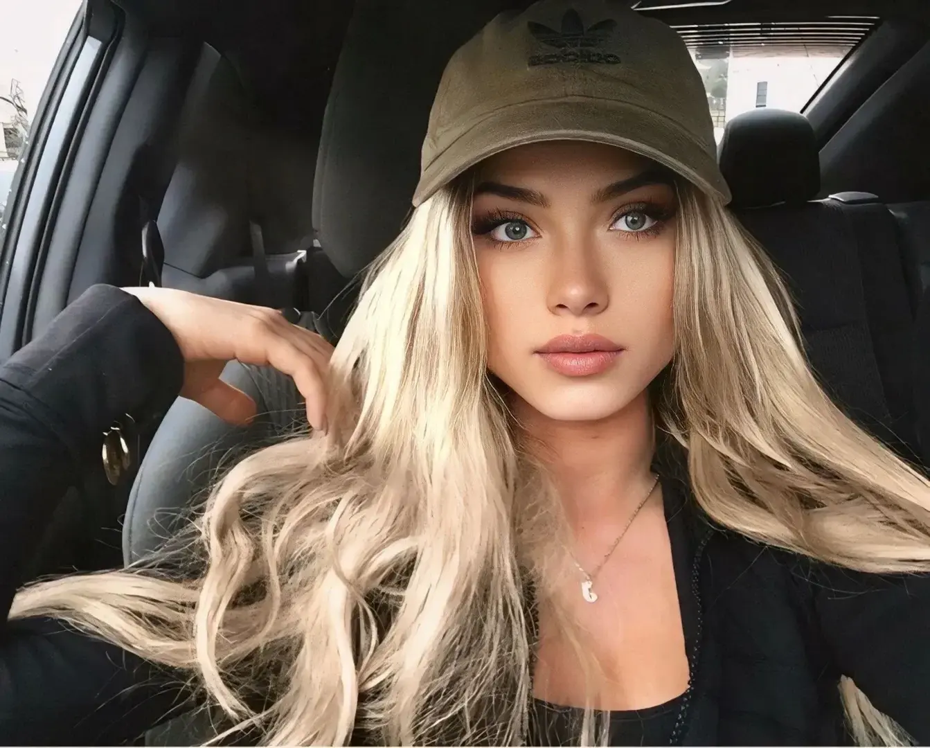 Leak public de Fox_kelly — « Petit selfie dans les embouteillages ia💋💋 » (nude) sur MYM