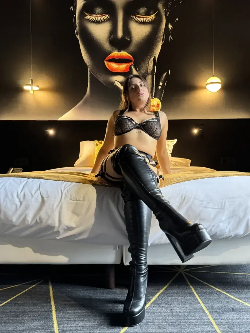 PLAN DIRECT À L'HÔTEL 🏨Je me balade dans les couloirs et je me fais baiser comme une grosse salope dans une chambre dès mon arrivée !