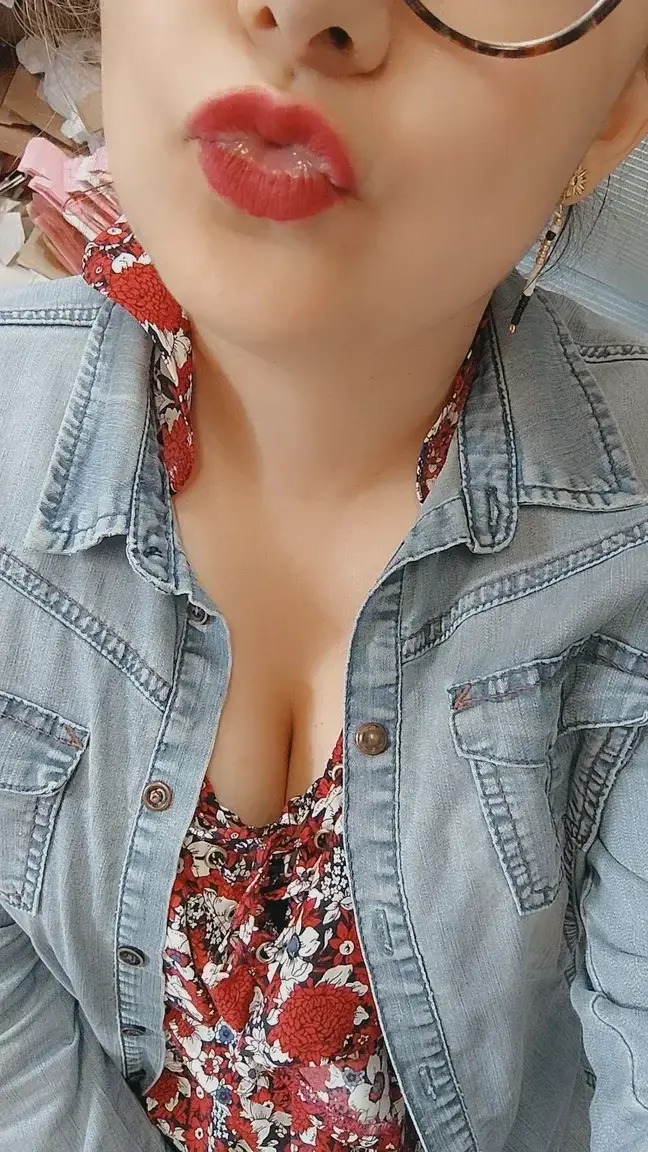 Leak & nude MYM — Milf-sexy-lingerie : « Bonne journée ensoleillée à tous😘 » (MYM)