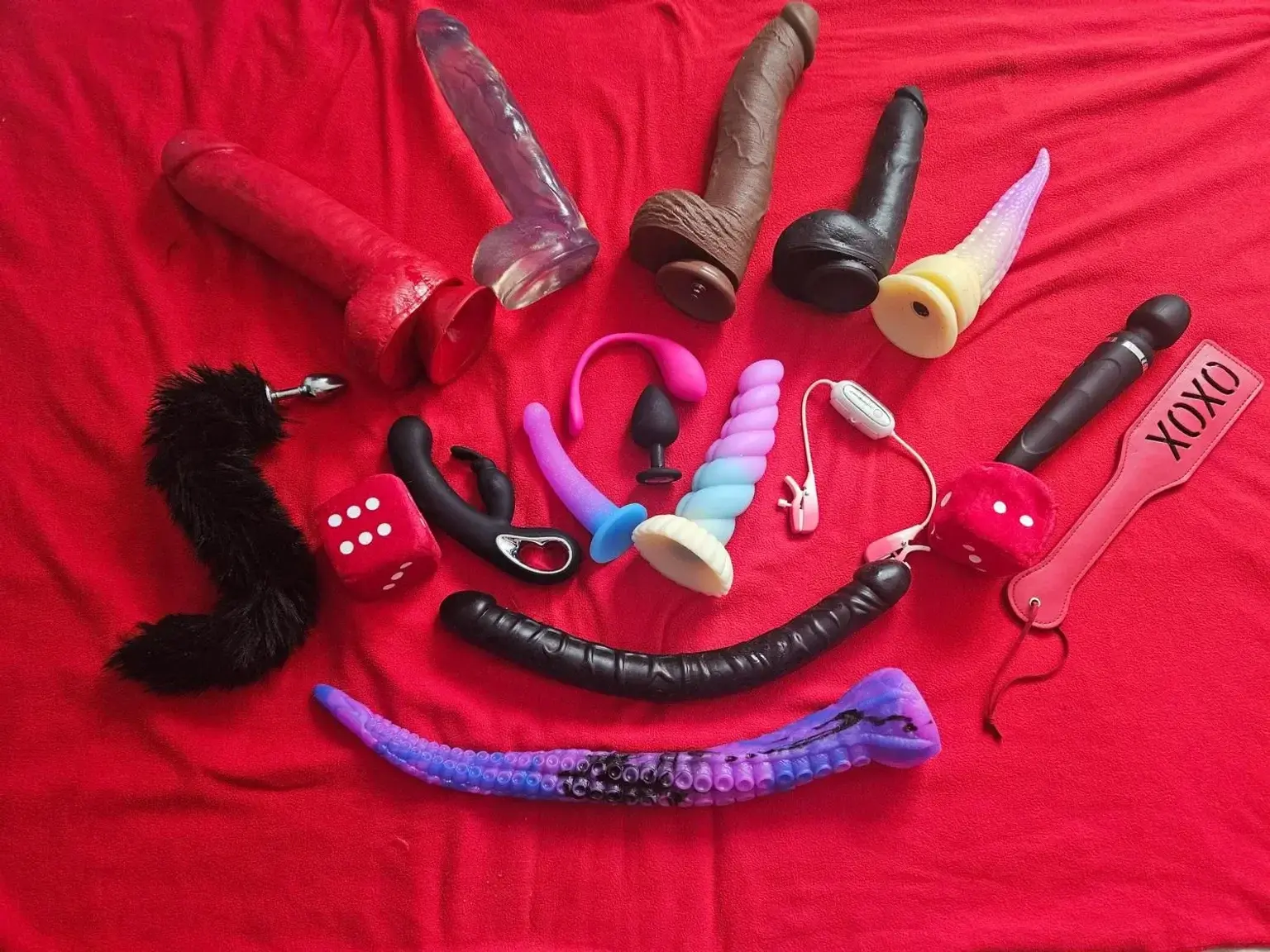 Ma collection de jouets s'agrandit c'est pas encore finit 😈🔥🍆 si tu souhaite que je m'amuse un peu avec ces joujous demande moi 🔥