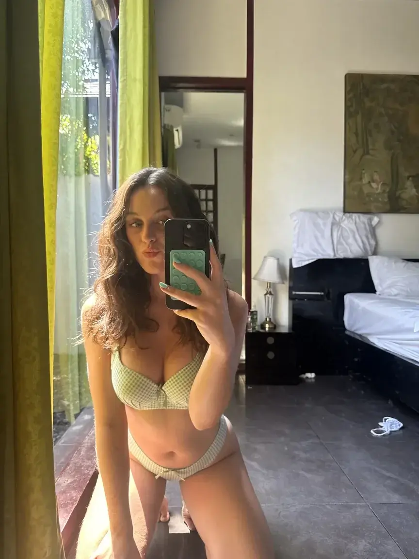 Comment tu me trouve dans cette belle lingerie verte viens me le dire en commentaires 🩷