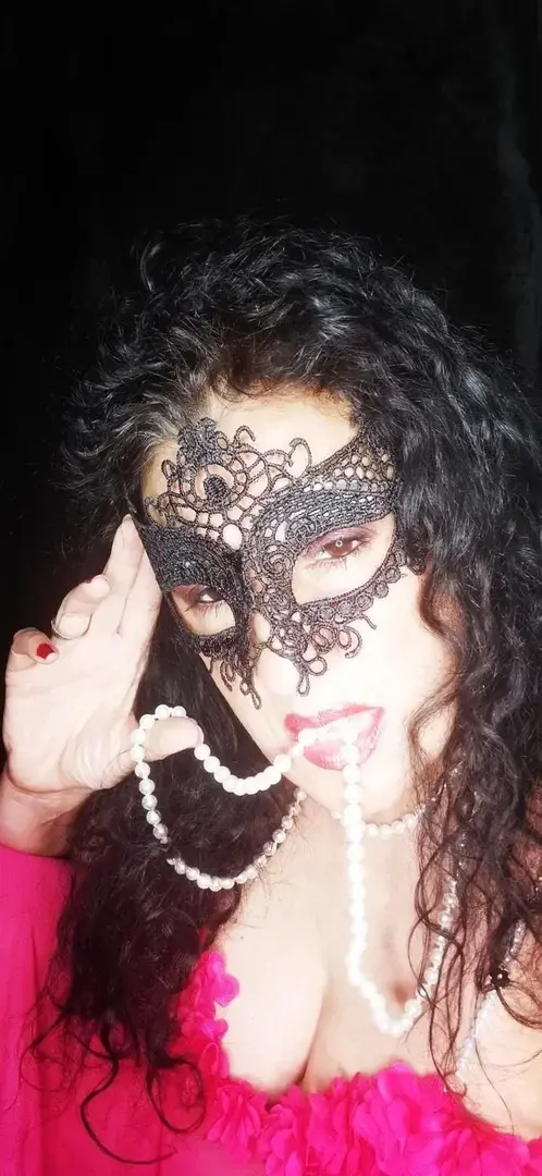 Comme une perle rare#sexy #sensuel #lingerie#masque #bouche #bijoux #brune