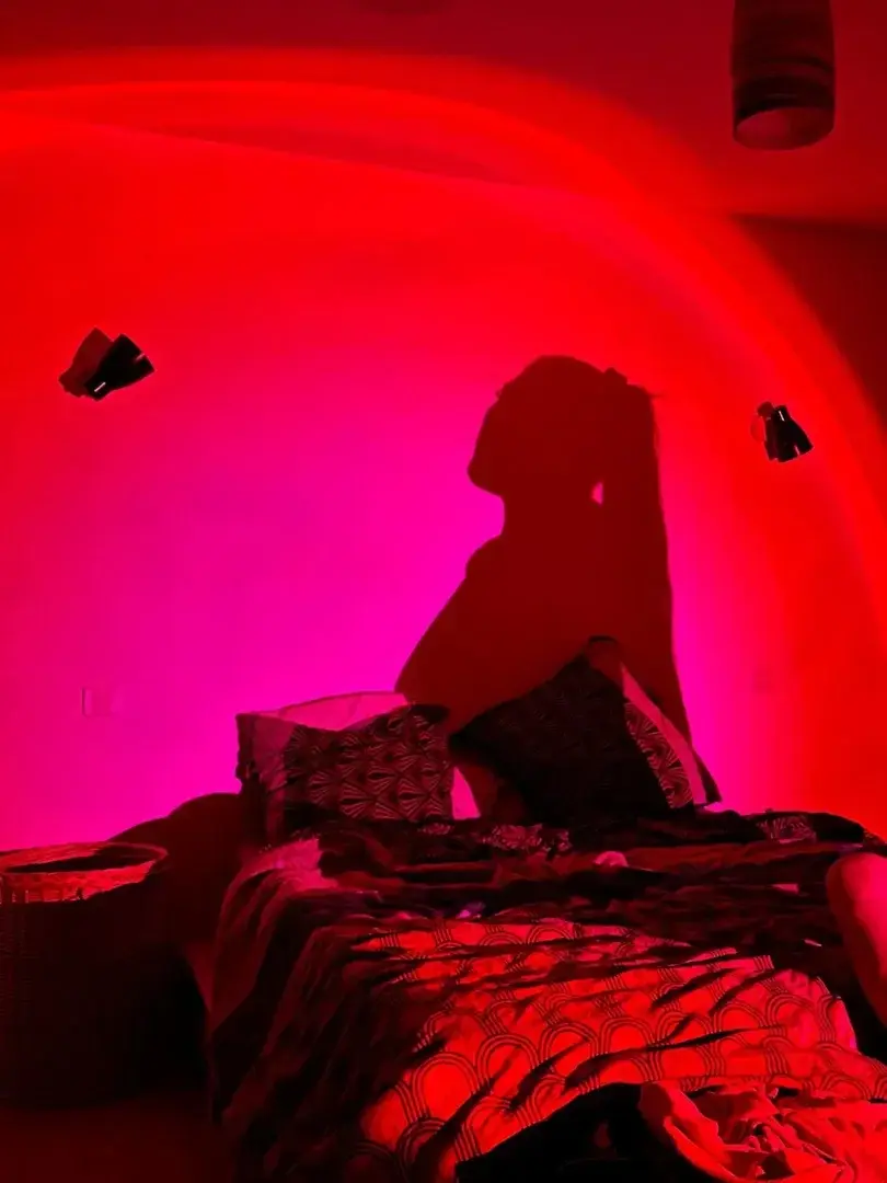 Rouge passion, ombres brûlantes…🌹Je te laisse imaginer ce qui se cache derrière…Mais en privé, tu n’auras plus besoin d’imaginer 😏🔥