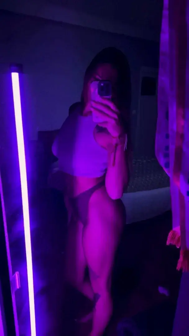 La simplicité a parfois plus de pouvoir que tout le reste… 💜 Viens découvrir ce que je cache quand la lumière violette s’éteint 👀
