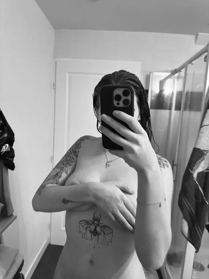 Je sors de la douche…J’essaie de cacher juste ce qu’il faut 👀🫣Si tu veux vraiment voir ce que ma main empêche de dévoiler…abonne-toi 😏💦