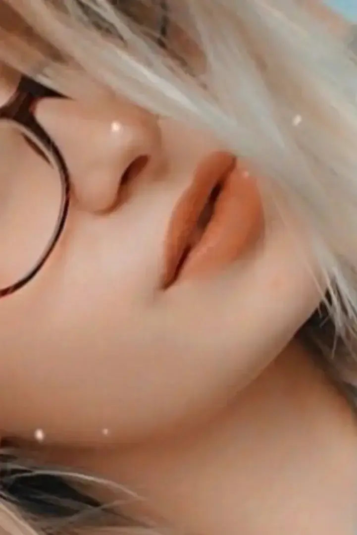 Ses lèvres pulpeuse et grossier sont faite pour toi Joé ! 👄Viens ici que je m’occupe de toi ! 😈👯👅