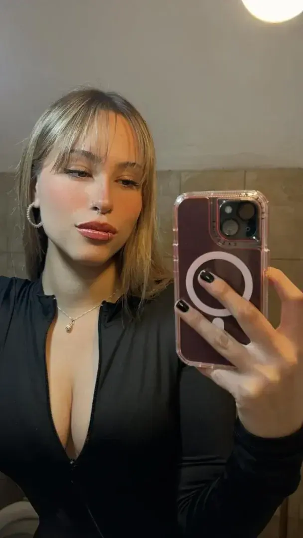 j'adore que l'on regarde mes décolletés..