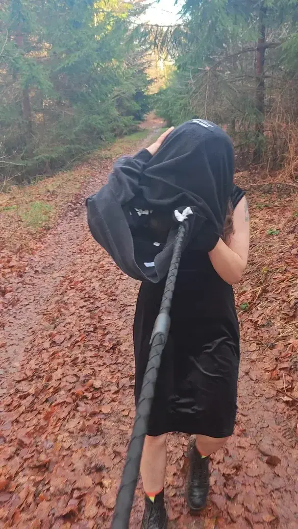 Leak & nude MYM — Dameluciferia : « Le Soleil est revenu ! L'occasion pour promener Ma chienne aujourd'hui 🐕☀️ » (MYM)
