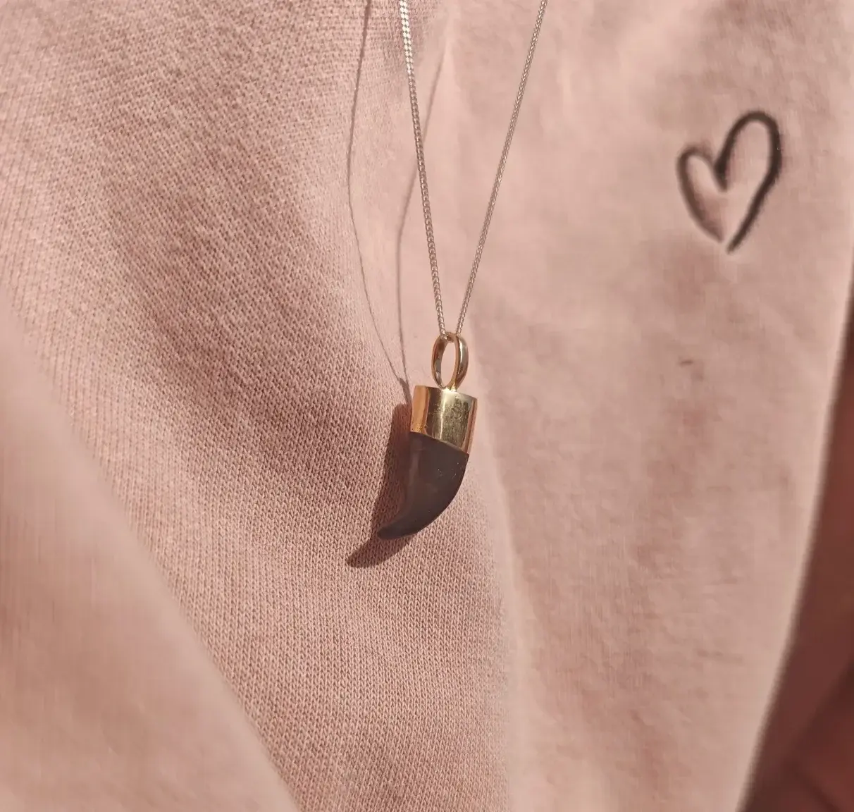 Leak & nude MYM — Dameluciferia : « Aujourd'hui J'ai reçu un cadeau d'une valeur inimaginable à Mes yeux pour Mon anniversaire 🥰🥰🥰🥰🥰Il s'agit de la mue de griffe de Mon Looping d'amour transformé en bijou 😱🤩🥰😍Oh Mon Dieu... Je l'adore. 🥲❤️💋 » (MYM)