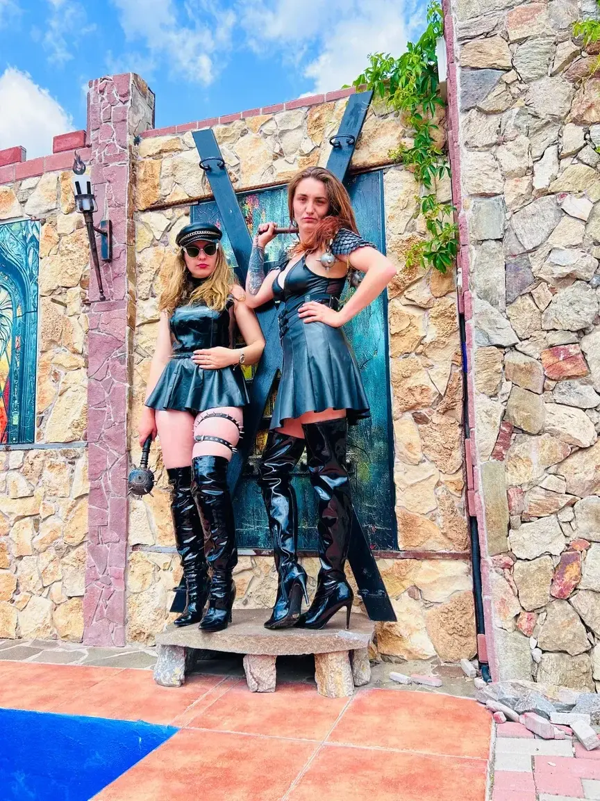Leak & nude MYM — Dameluciferia : « Mamamia 😈😈🔥🔥Je suis tellement heureuse de revoir Maîtresse Zeida dans le magnifique château de Dracula en Transylvanie ✨Les photos vont être folle ! ❤️ » (MYM)