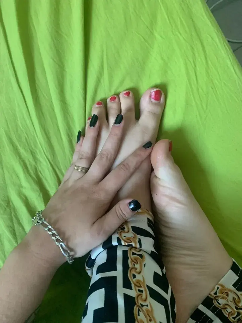 Leak & nude 1 — Piedfemme24162600