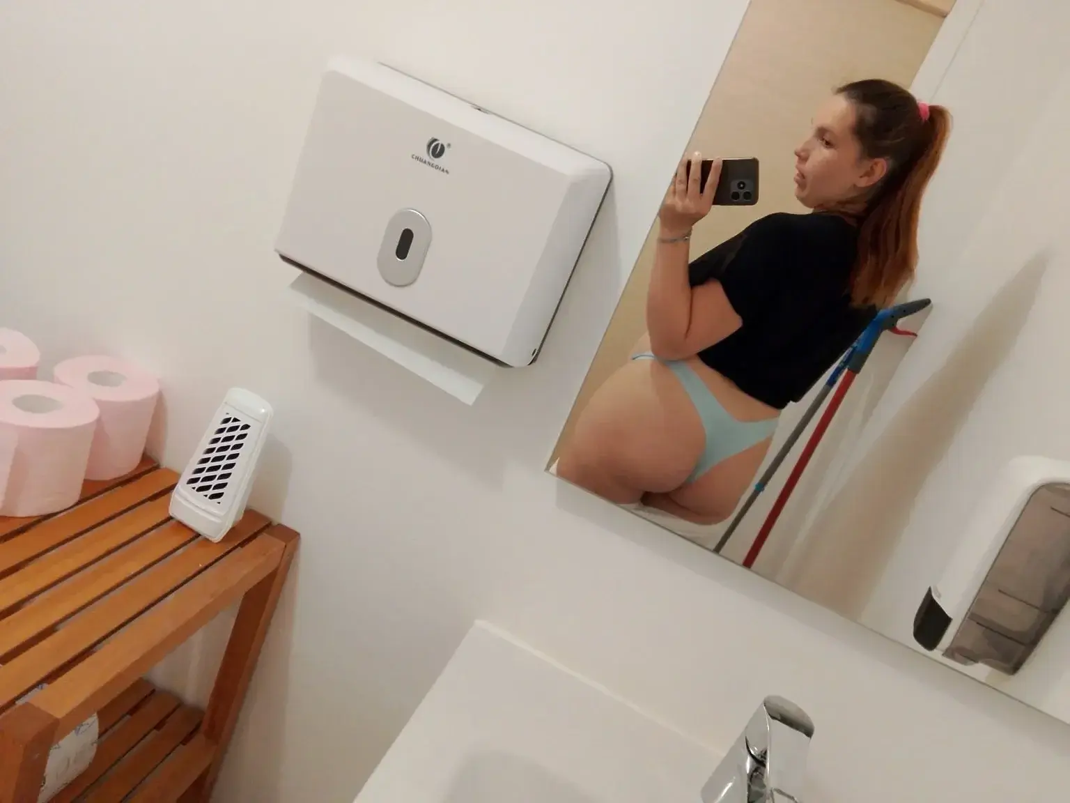 Qui veux me baise dans les toilettes publiques ? 😜