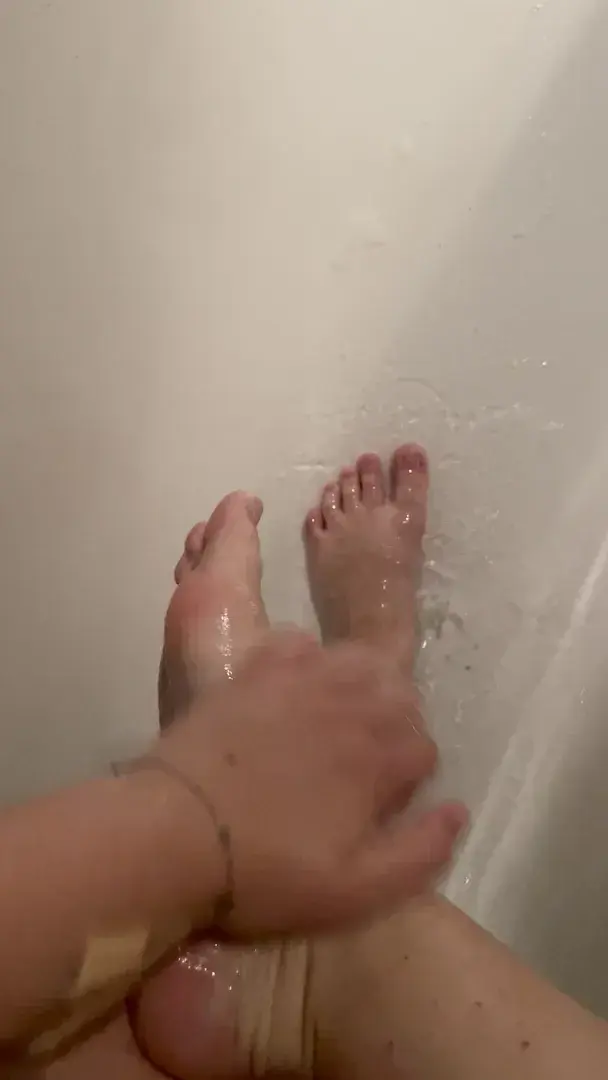 who wants to take a shower with me? 💦🍑#shower#sex#nudes#hot#foot#pieds