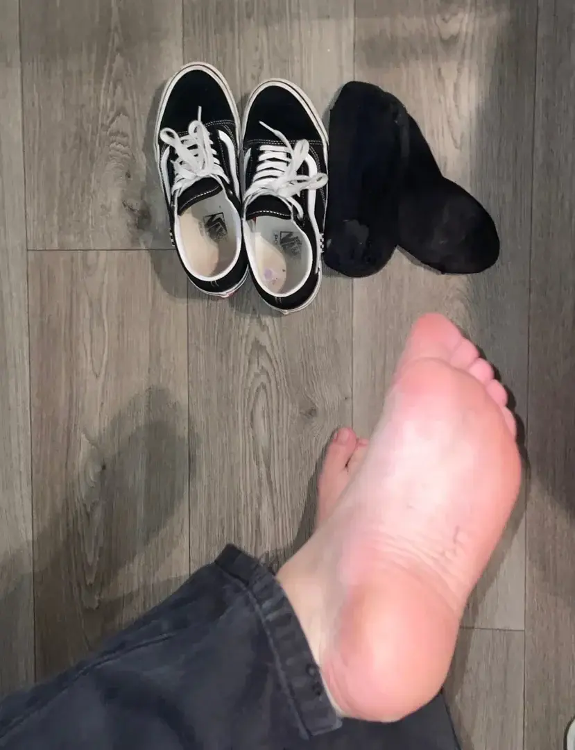I had a long day at work, come and lick my feet 👣💦 #feet#foot#domination#slave