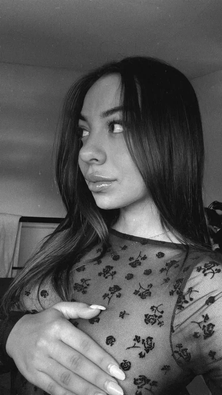 Abonne-toi gratuitement et viens me découvrir en douceur 💗 Mes photos/vidéos gratuites te donnent un aperçu, mes messages te montrent qui je suis vraiment 😌