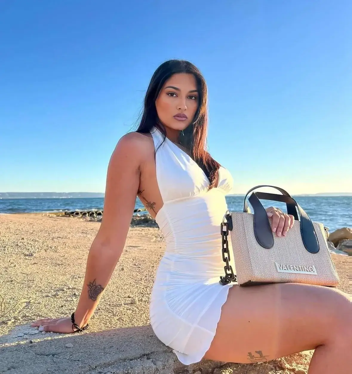 Hello mes chatons ! Surprise ce soir pour mes abonnés a mon contenu privé ;) soyez prêt les loulous