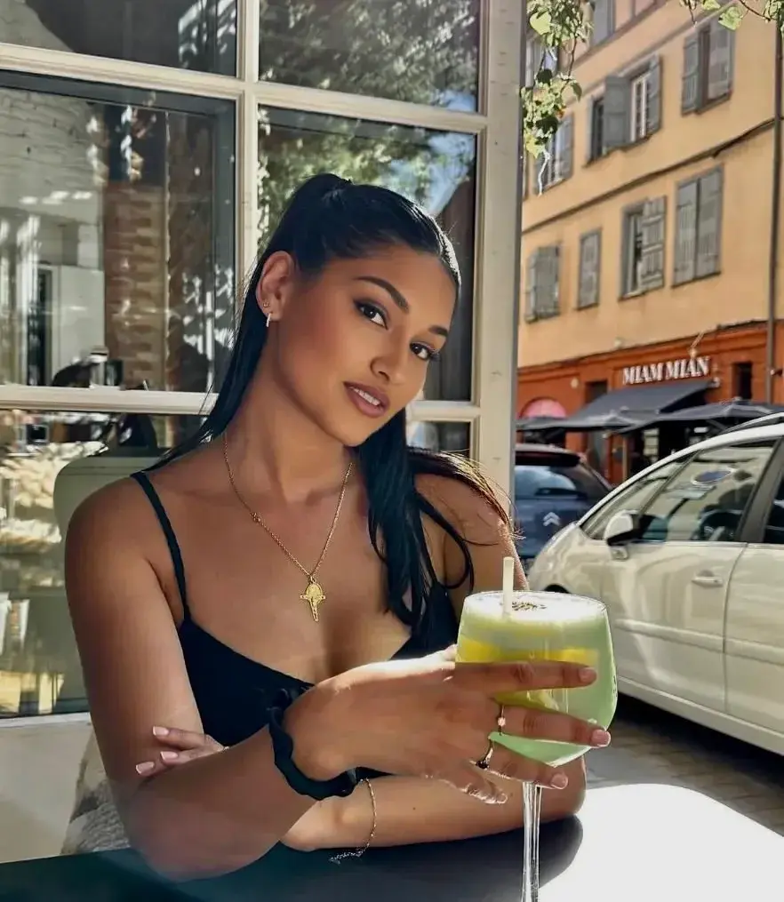 Le première qui me rejoint je lui envoie une belle surprise 💋😏 j’ai hyper faim alors dépêche toi ça serais bête de me refroidir 🥶☺️ j’ai besoin de toi pour me réchauffer ❤️💋
