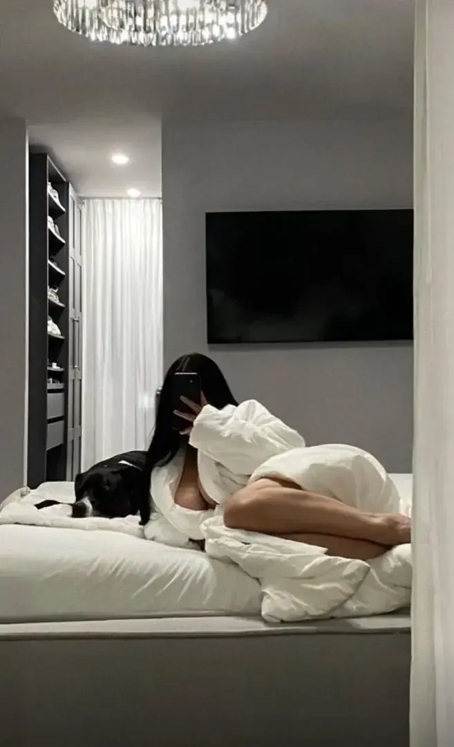 Mon chat j'ai faim ;) rejoint moi vite sur Instagram si t'es intéresser !  ( Camille.czt ) dépêche toi j'ai pas envie de dormir maintenant :(j'ai plein de surprise délicieuse alors je t'attend ;)