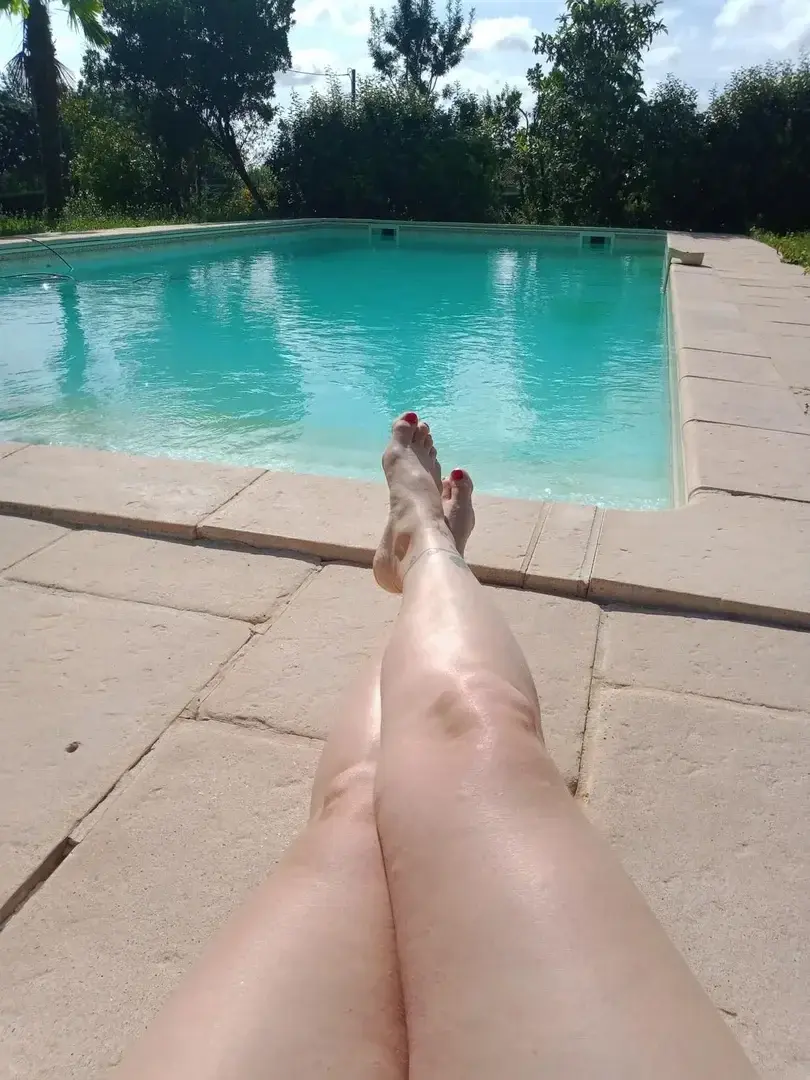 Relaxation au bord de la piscine
