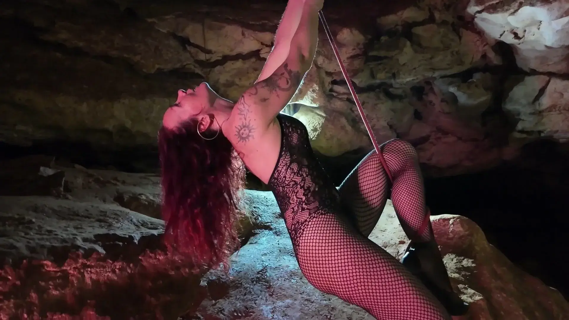 Leak & nude MYM — Lucyolle : « une expérience inédite de danse sur corde en grotte arrive en vidéo » (MYM)